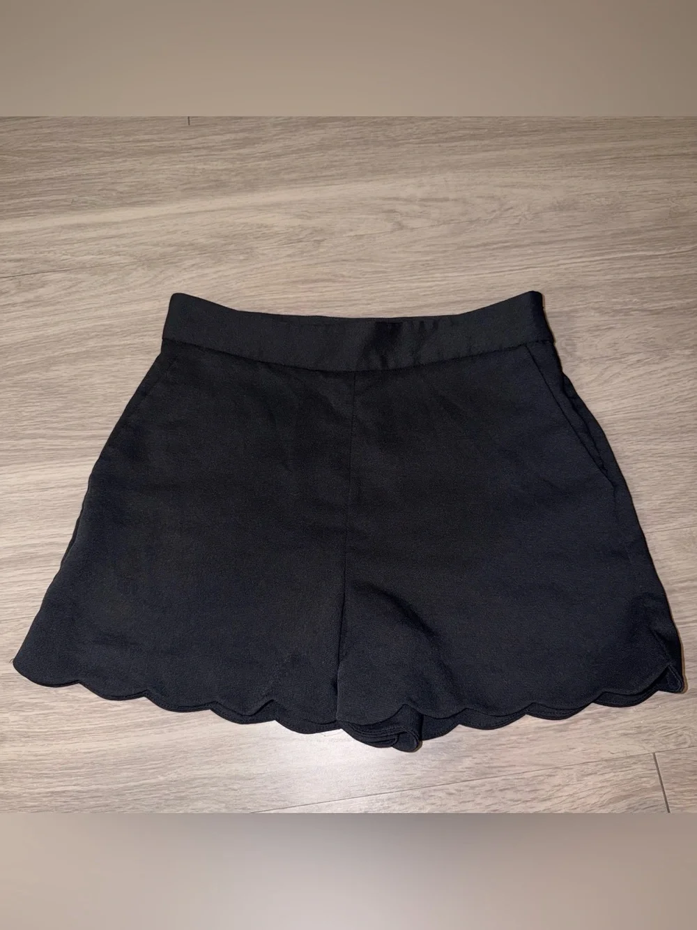 Wilfred Aritzia Black Scalloped Hem Shorts | Women’s 8